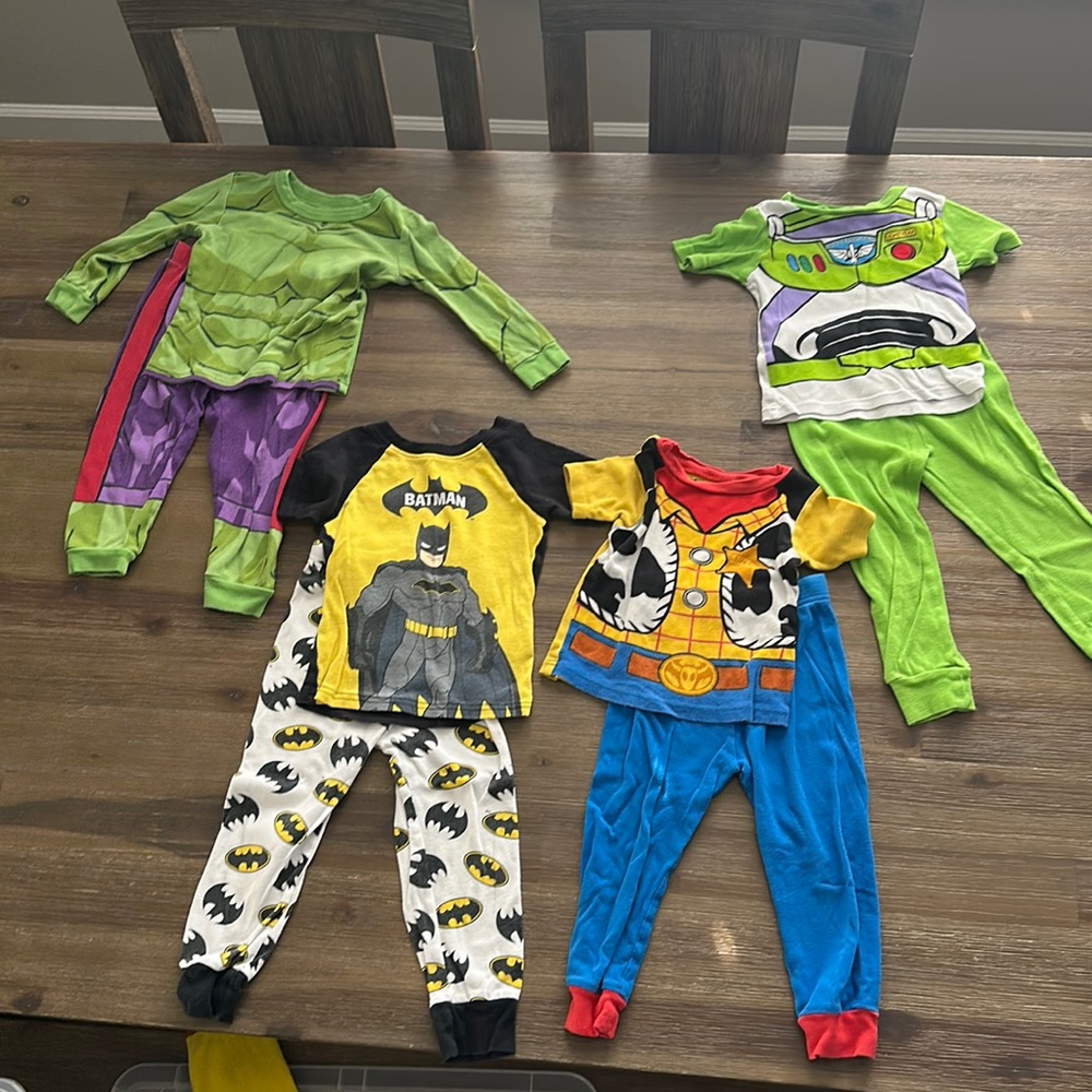 4 sets of character pajamas